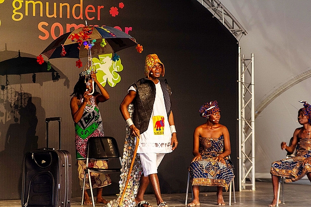 Auf einer Bühne führen Studierende aus Benin ein Theaterstück auf.